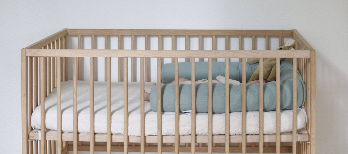 Sind Bettschlangen gefährlich? Was Du für einen sicheren Babyschlaf wissen musst